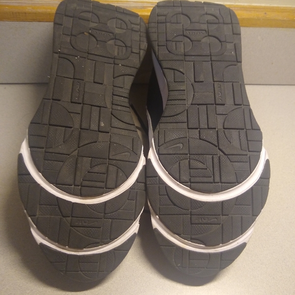 Ladies size 8.5 Nike air max black walking shoes - Picture 6 of 6